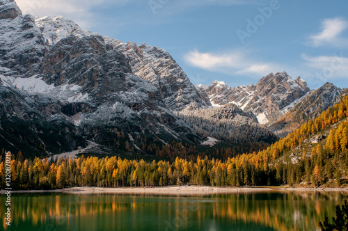 Obraz na płótnie Pragser Wildsee (italienisch Lago di Braies) ist ein Bergsee im Pragser Tal in der Südtiroler Gemeinde Prags. Er liegt wenige Kilometer südlich des Hochpustertals zwischen Bruneck und Toblach
w salonie