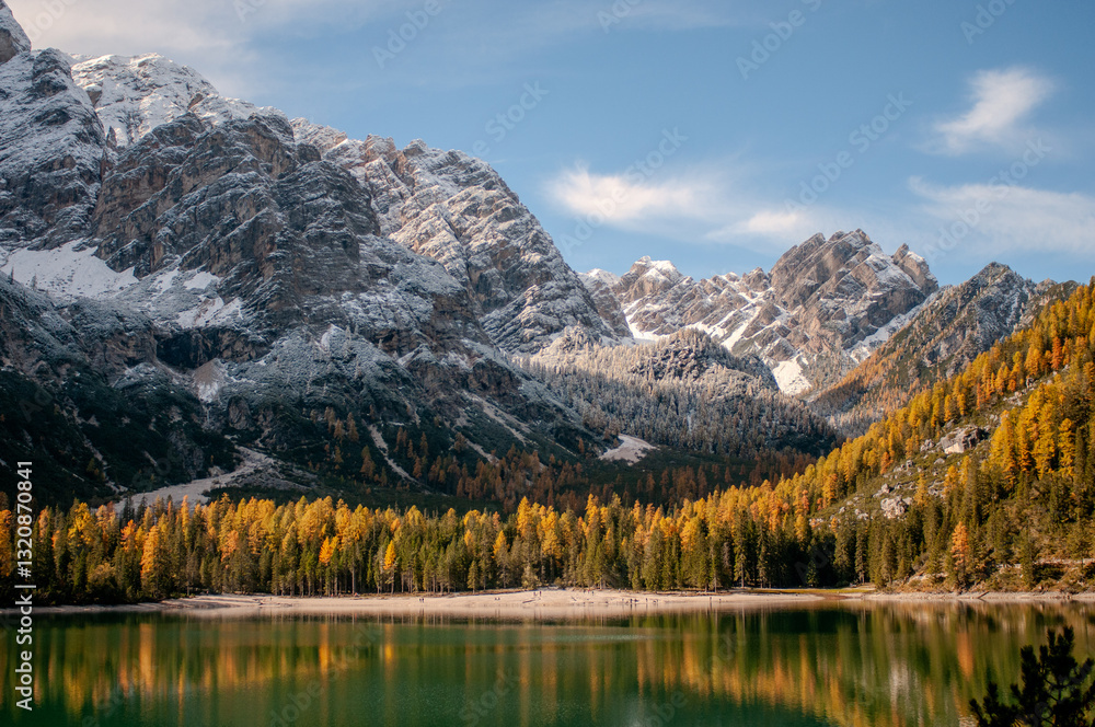 Pragser Wildsee (italienisch Lago di Braies) ist ein Bergsee im Pragser Tal in der Südtiroler Gemeinde Prags. Er liegt wenige Kilometer südlich des Hochpustertals zwischen Bruneck und Toblach