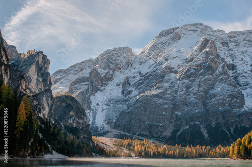 Obraz na płótnie Pragser Wildsee (italienisch Lago di Braies) ist ein Bergsee im Pragser Tal in der Südtiroler Gemeinde Prags. Er liegt wenige Kilometer südlich des Hochpustertals zwischen Bruneck und Toblach
w salonie