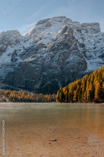 Konstfotografi Pragser Wildsee (italienisch Lago di Braies) ist ein Bergsee im Pragser Tal in der Südtiroler Gemeinde Prags
