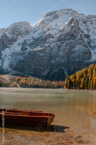 Obraz na płótnie Pragser Wildsee (italienisch Lago di Braies) ist ein Bergsee im Pragser Tal in der Südtiroler Gemeinde Prags. Er liegt wenige Kilometer südlich des Hochpustertals zwischen Bruneck und Toblach
w salonie
