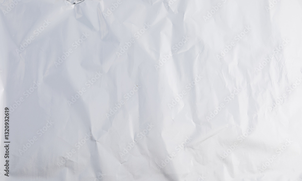 Obraz premium A reflective and textured composition featuring crumpled aluminum foil, showcasing intricate details and highlights.