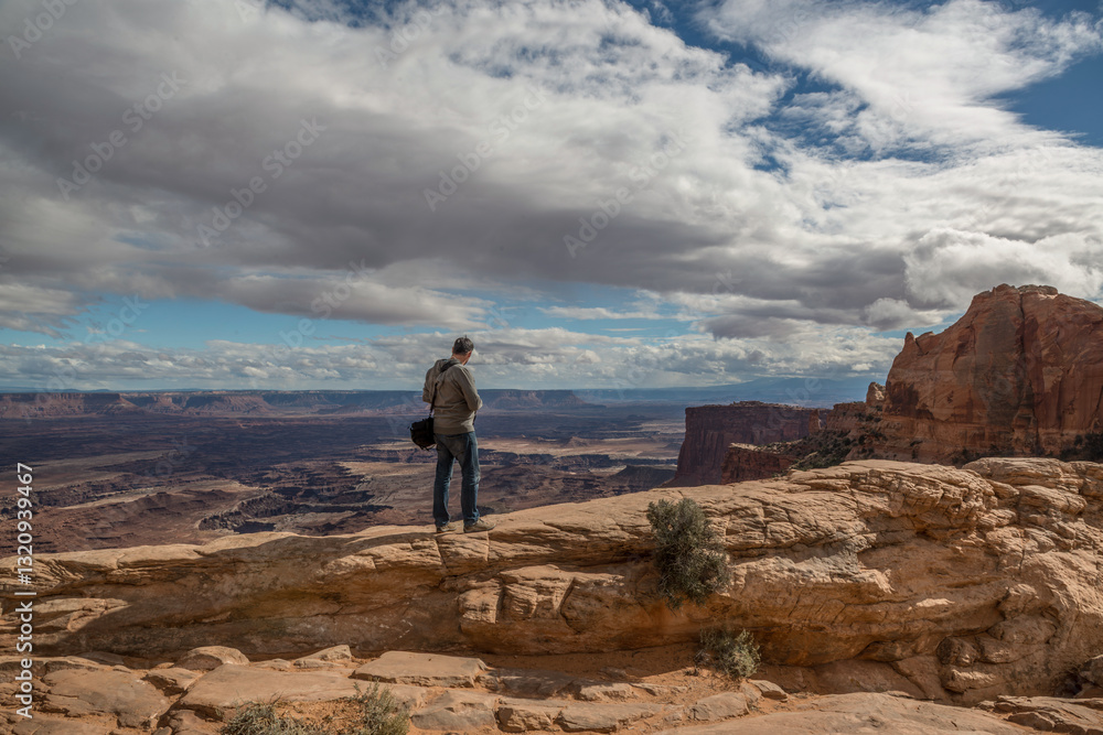 Fototapeta premium Man walking on the cliff in United States National Park