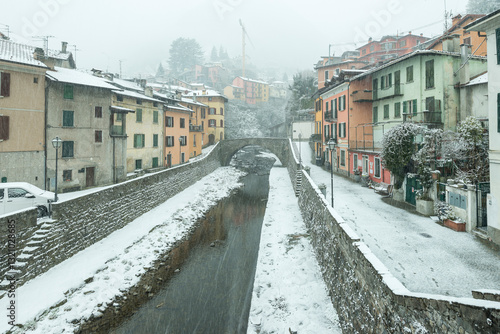 Quadro su tela snowy landscape of the Argegno village, Como