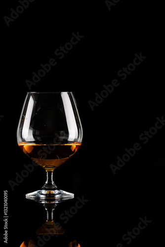 Obraz na płótnie cognac on black background w salonie