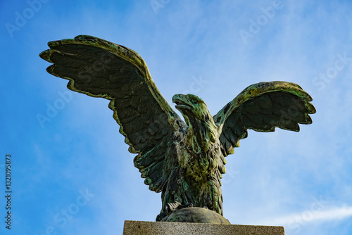 Ein Adler aus Bronze auf einem Soldatengrab / Kriegergrab.