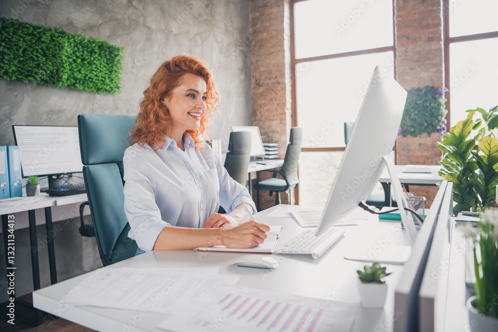 Φωτογραφία Photo of successful young business woman watch video monitor write notepad moder