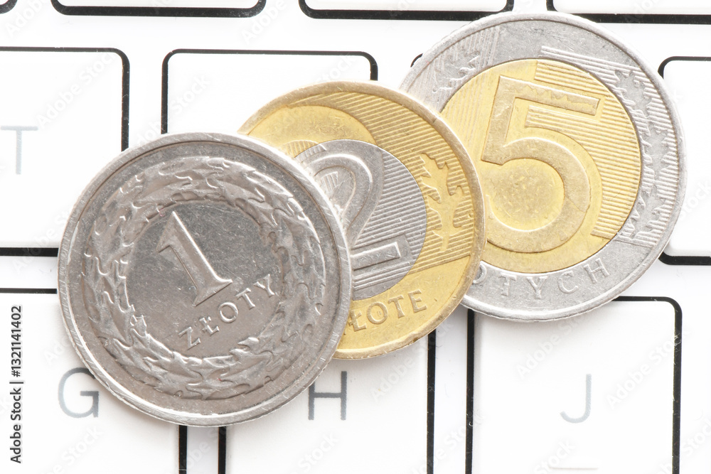 Φωτογραφία 1 zloty, 2 zloty, 5 zloty, a coin of Polish on the computer keyboard