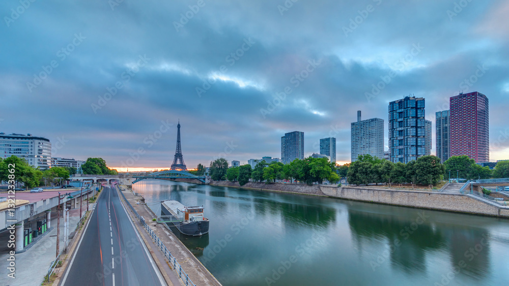 Fototapeta premium Eiffel Tower sunrise timelapse with boats on Seine river and in Paris, France.