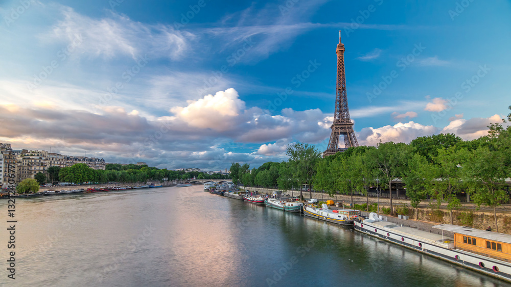 Fototapeta premium Eiffel Tower with boats at the evening timelapse hyperlapse Paris, France