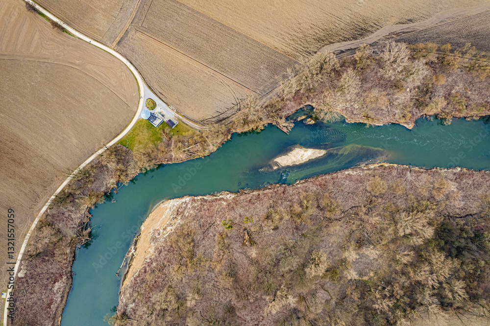 Meandry rzeki Odra w okolicach Chałupek na Śląsku. Granica Polski i Czech. Panorama z lotu ptaka wczesną wiosną.