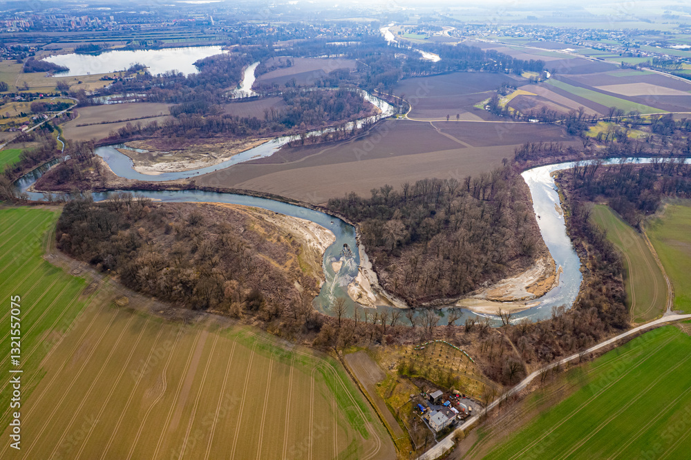 Meandry rzeki Odra w okolicach Chałupek na Śląsku. Granica Polski i Czech. Panorama z lotu ptaka wczesną wiosną.