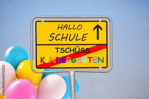 (Fotomontage) Ortsausgangsschild mit dem Schriftzug TSCHÜSS KINDERGARTEN/HALLO SCHULE