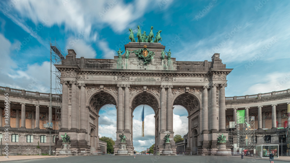 Obraz premium Hyperlapse of the Cinquantenaire Arcade in Parc du Cinquantenaire, Brussels, Belgium.