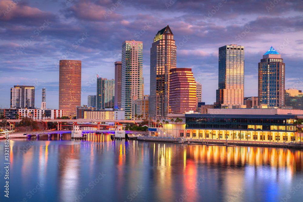 Naklejka premium Tampa, Florida, USA. Aerial cityscape image of Tampa, Florida with reflection of the city skyline in the water at beautiful sunrise.