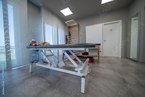 Obraz na płótnie Well-equipped physiotherapy center with medical beds and advanced rehabilitation devices w salonie