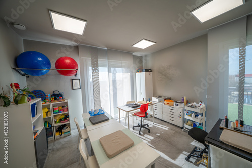 Obraz na płótnie Well-equipped physiotherapy center with medical beds and advanced rehabilitation devices w salonie