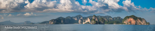Obraz na płótnie Tropical paradise of Railay Beach in Phuket with limestone cliffs and crystal waters w salonie