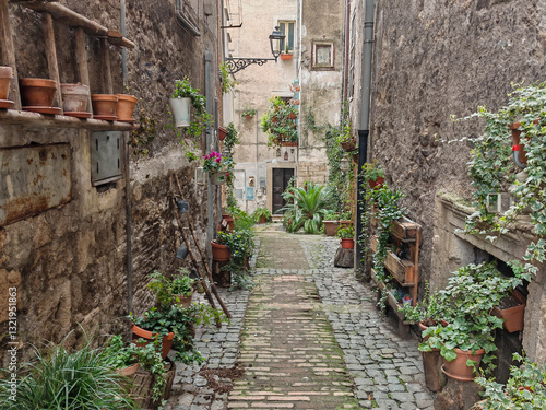 Foto Narrow street in the old town of Anagni in Lazio region, Italy