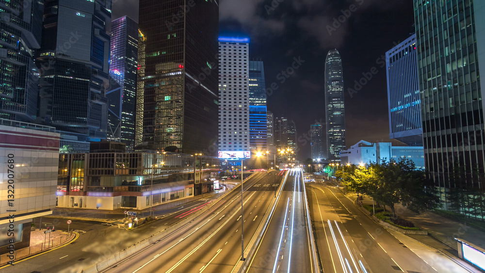 Obraz premium Hong Kong Business District with busy traffic timelapse at night.