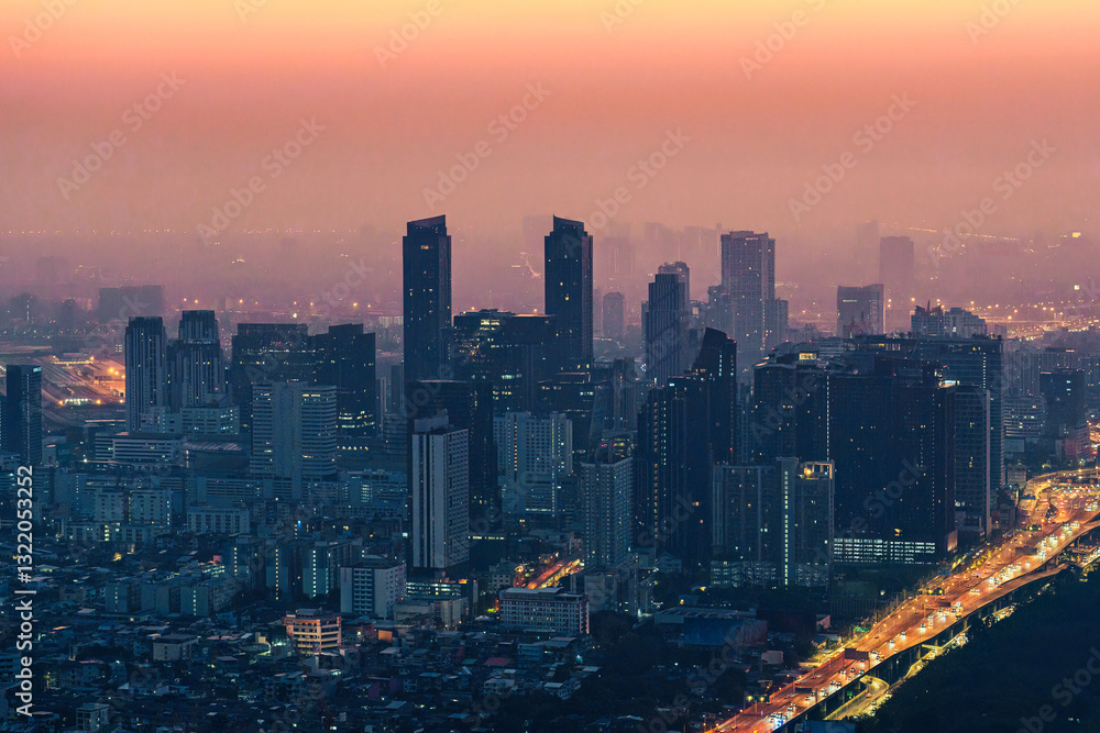 Obraz premium Crowded financial skyscraper building with rush traffic in the morning at Bangkok city