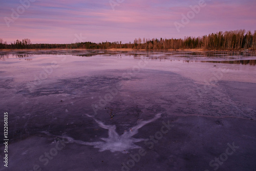 Obraz na płótnie Frozen lake in sunset with a crack w salonie
