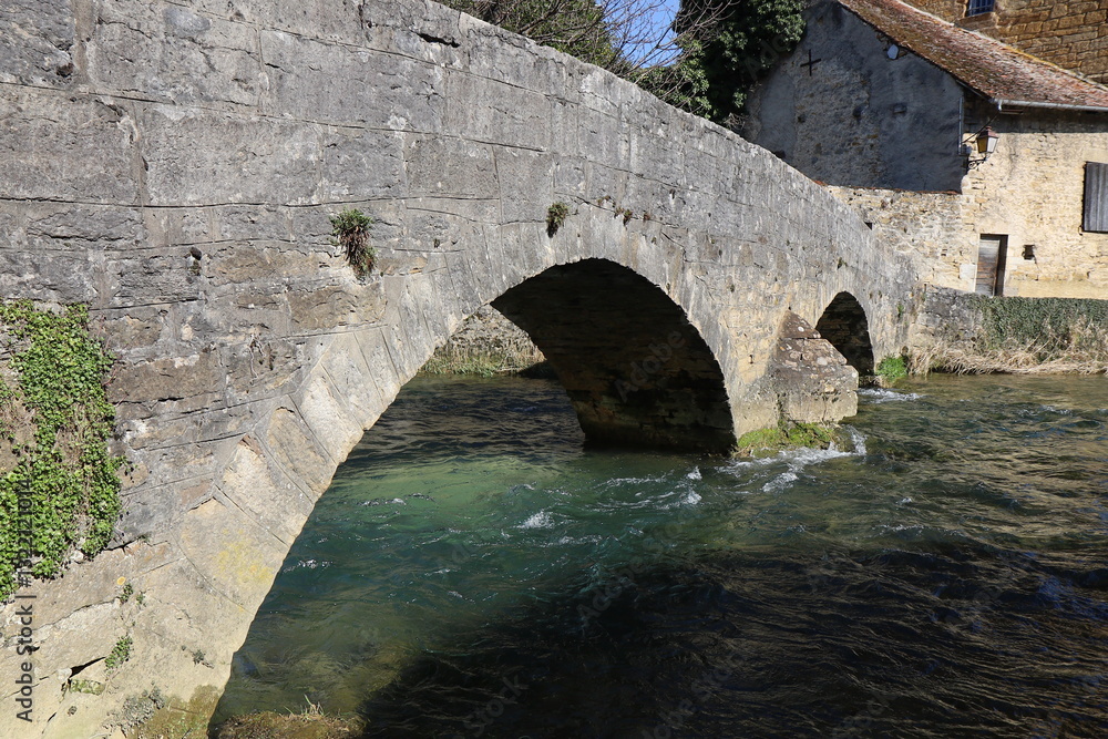 Le pont des Capucins sur la rivière Cuisance, ville d'Arbois, département du Jura, France Le pont des Capucins sur la rivière Cuisance, ville d'Arbois, département du Jura, France