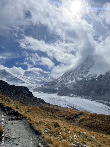 Obraz na płótnie Cloudy mountain landscape in the mountains with a view on a glacier in fall w salonie