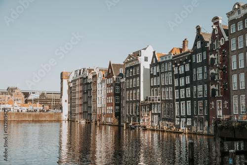 Φωτογραφία Les maisons dansantes Damrak dans la ville de Amsterdam au pays-Bas