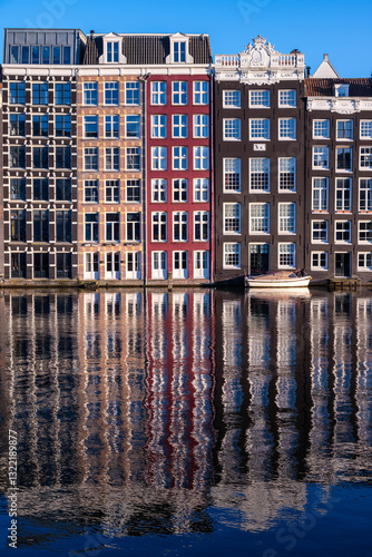 Εκτύπωση καμβά Les maisons dansantes Damrak dans la ville de Amsterdam au pays-Bas