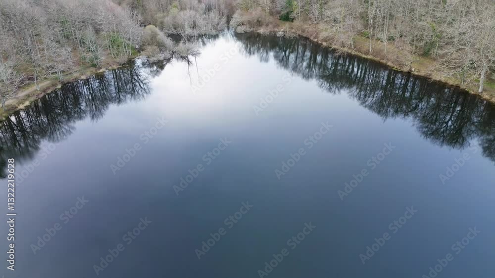 Lac de montagne vue d'un drone 