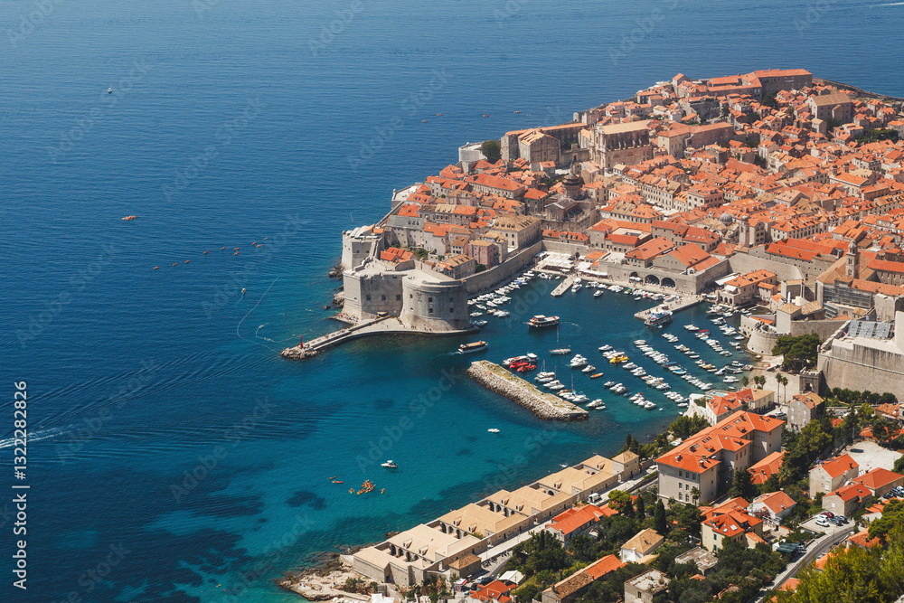 Φωτογραφία Stunning aerial view of Dubrovnik's beautiful coastline and historic cityscape i