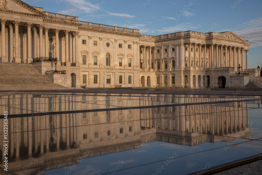 Obraz premium Capitol building under sunrise light