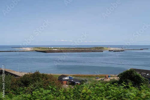 Wallpaper Mural Vom Oberland der deutschen Nordseeinsel Helgoland ist die Nebeninsel Düne auf der anderen Seite der Reede zu sehen. Sie hat zwei Sandstrände und einen Flugplatz.  Torontodigital.ca