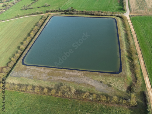 Photo aérienne d'une bassine agricole. Aerial photo of an agricultural basin.