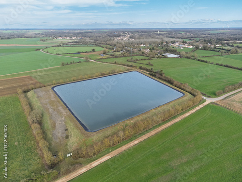 Photo aérienne d'une bassine agricole. Aerial photo of an agricultural basin.