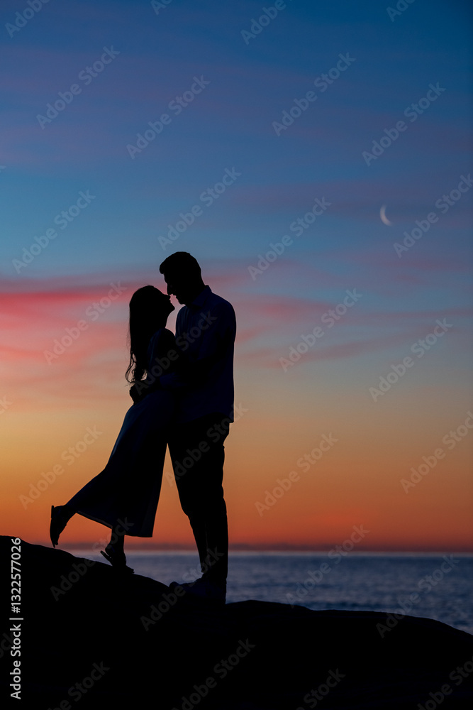 Fototapeta premium silhouette of couple on the beach
