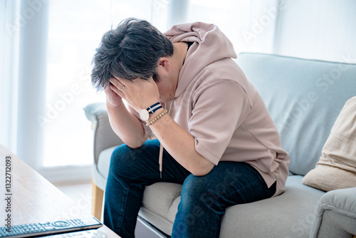 頭を抱える男性