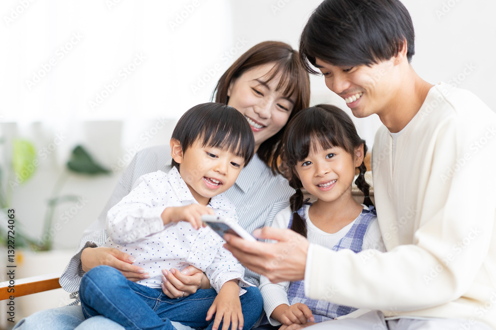 スマホを見る家族 スマホを見る家族