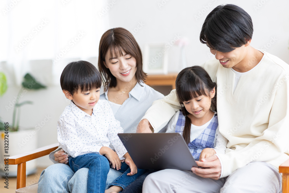 パソコンを見る家族