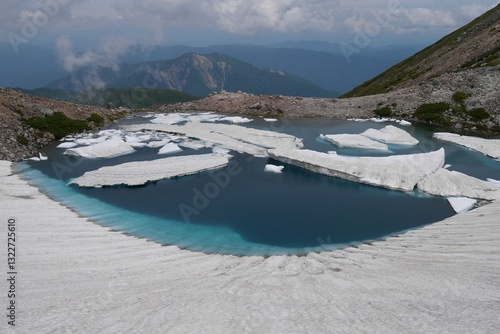 雪融け進む翠ヶ池