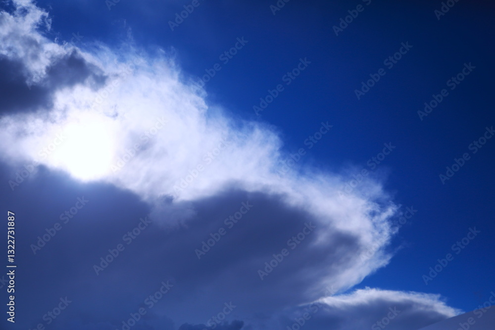 Fototapeta premium 太陽光に浮かび上がる黒い雲と透き通るような白い雲