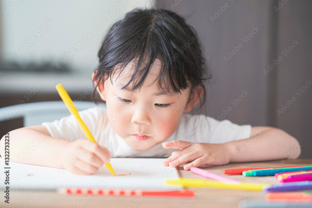 ダイニングテーブルでお絵かきをする子ども ダイニングテーブルでお絵かきをする子ども