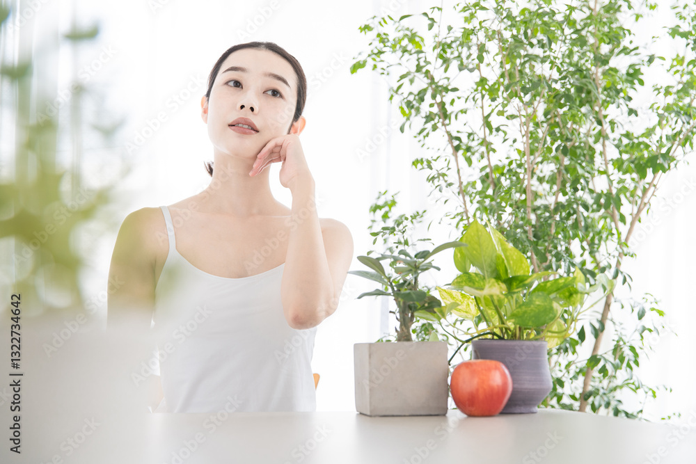 肌のセルフケアをする女性