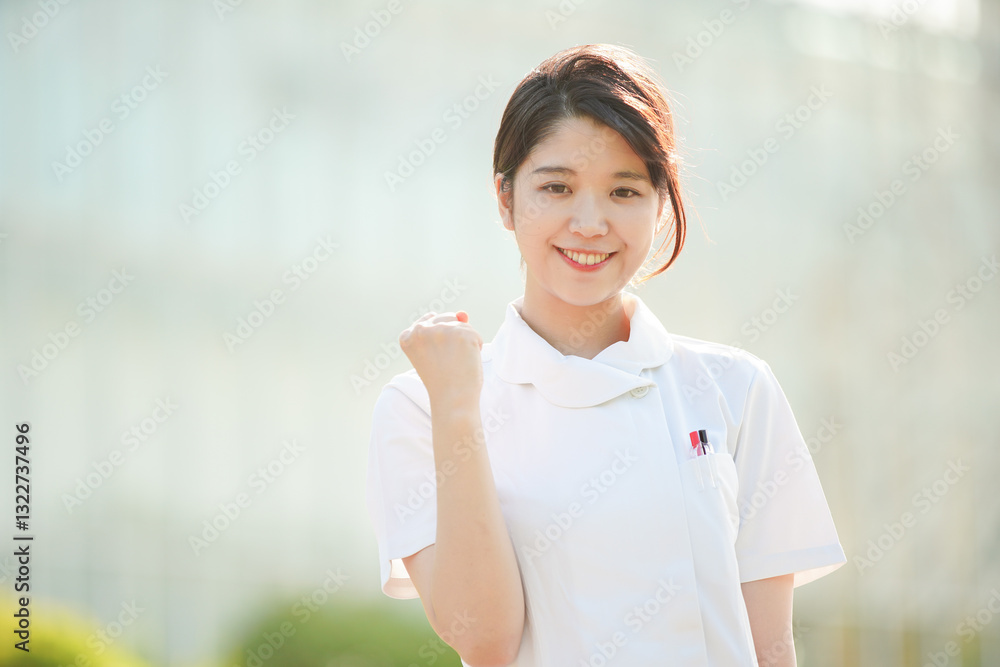 ガッツポーズをする白衣の女性 ガッツポーズをする白衣の女性
