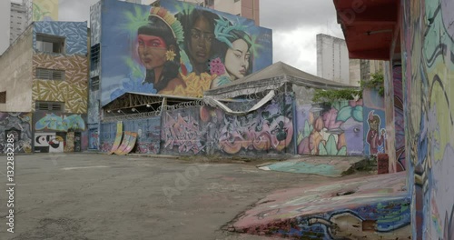 Beco da Codorna is an area in Goiania with free access to the public and with an amazing quantity of street art to contemplate