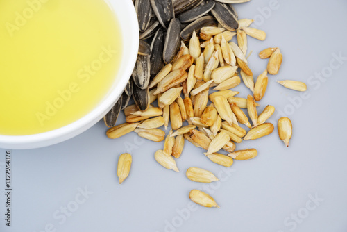 Cuadro en lienzo Close up of sunflower seeds and oil in bowl