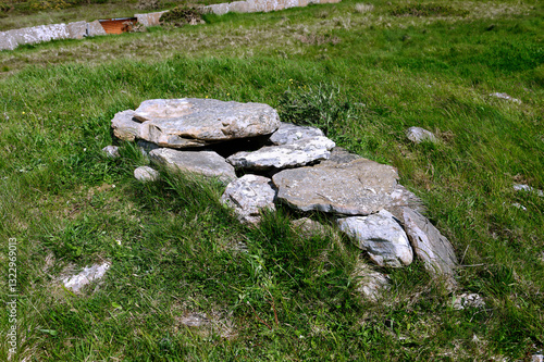 Obraz na płótnie Cnoc Freiceadain 5000 year chambered cairns, Caithness, Scotland. Along length of south cairn from stone cist at its west end w salonie