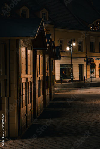 Nocny jarmark na brukowanej ulicy