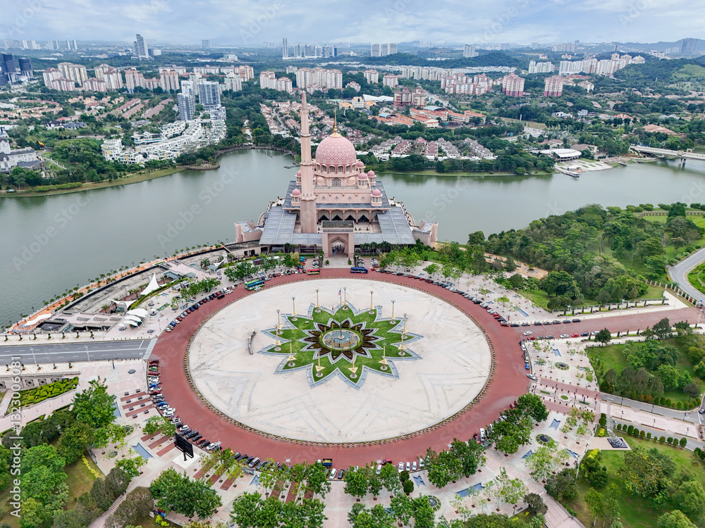 Obraz premium Aerial view of Putra square and pink mosque in Putrajaya, Kuala Lumpur, Malaysia